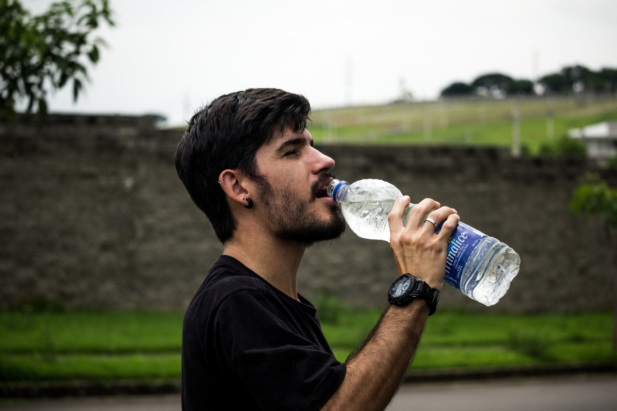 How much water should men drink a day? - Clear For Men